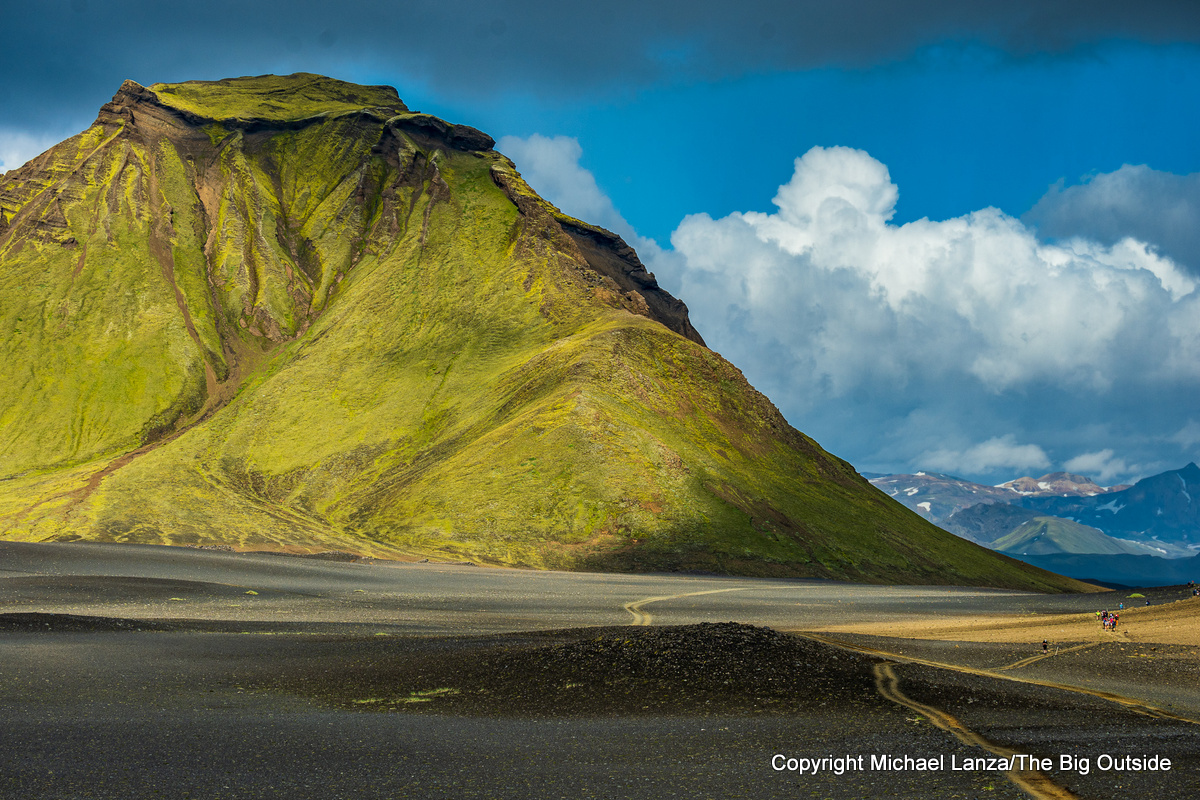 Trekkers along Iceland's Laugavegur Trail between Álftavatn and Emstrur.