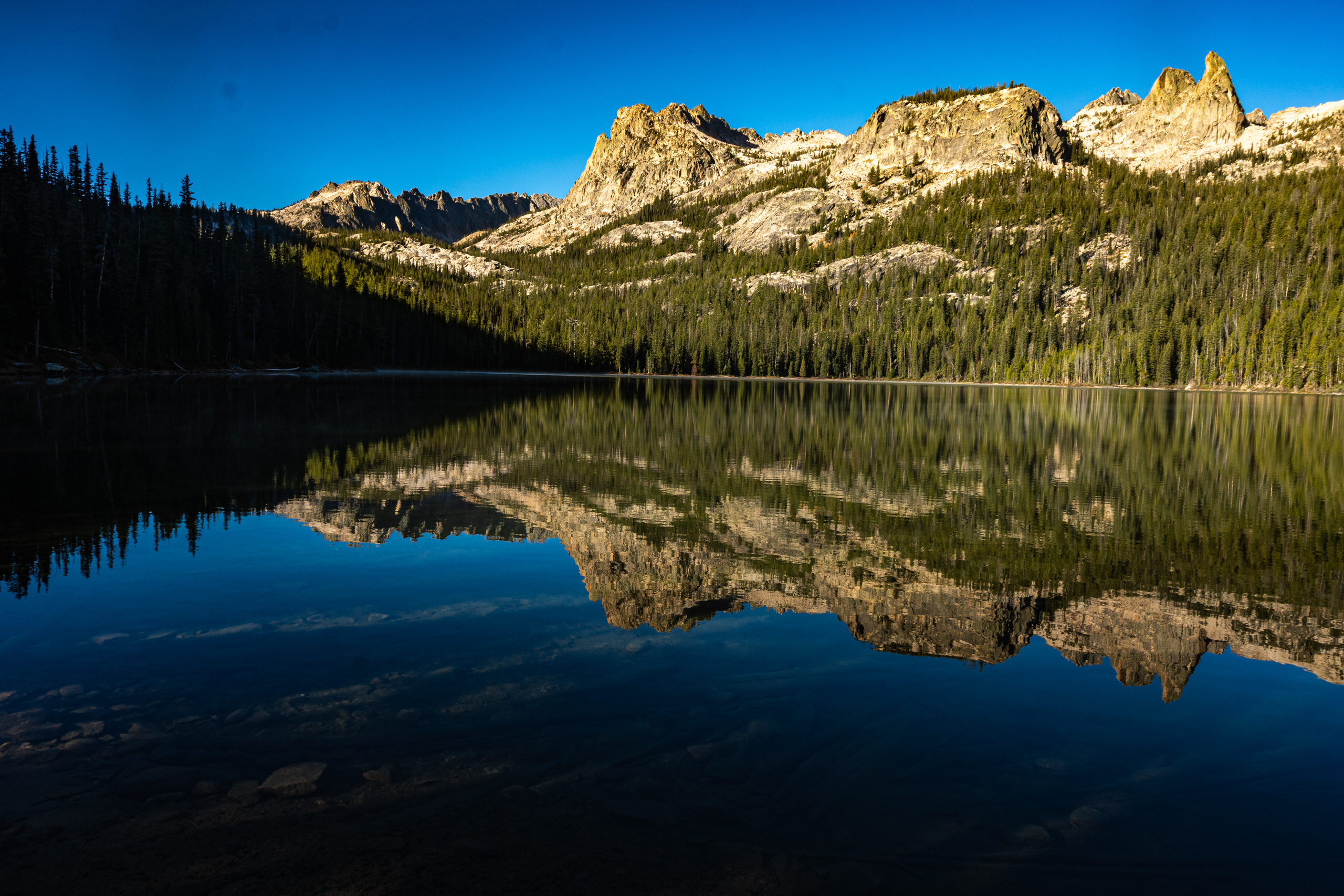 Morning at Hell Roaring Lake in the Sawtooth Mountains, Idaho.